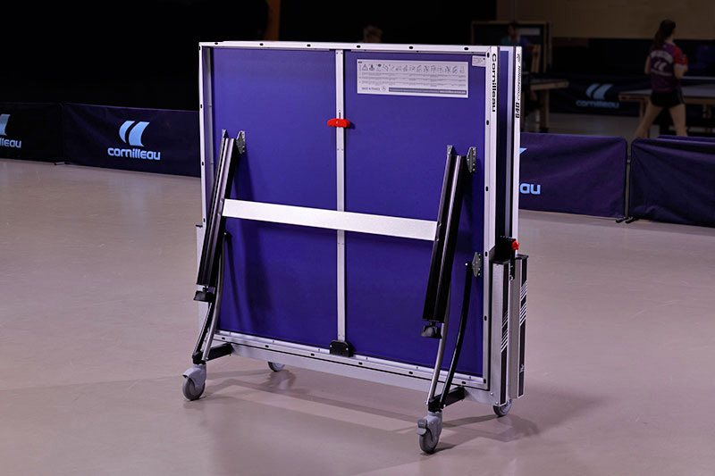 Zusammengeklappter Cornilleau 640 ITTF Indoor Tischtennistisch