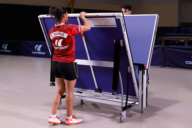 Zwei Spieler schließen den Cornilleau Competition 640 ITTF Tischtennistisch