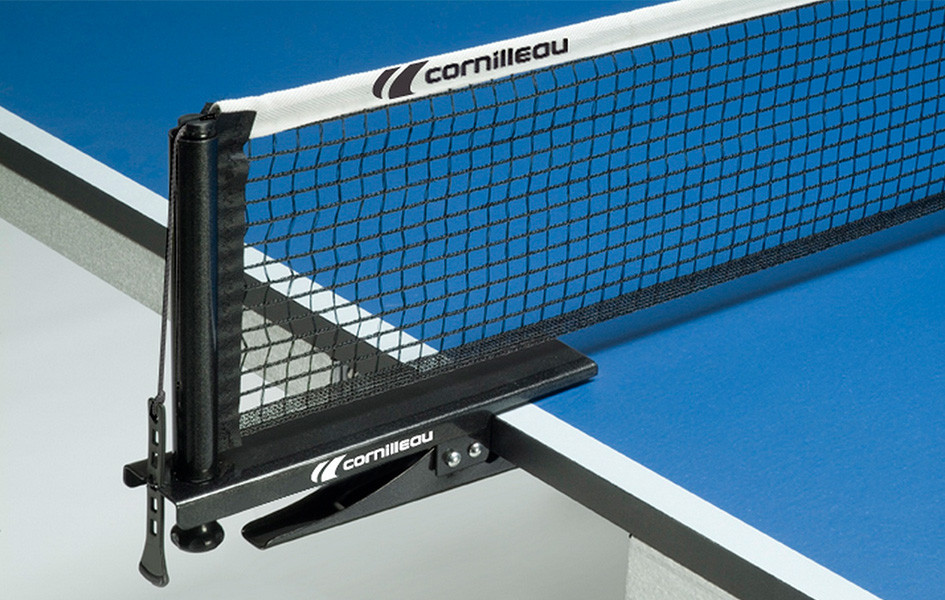 Cornilleau-Netz auf einer blauen Tischtennisplatte