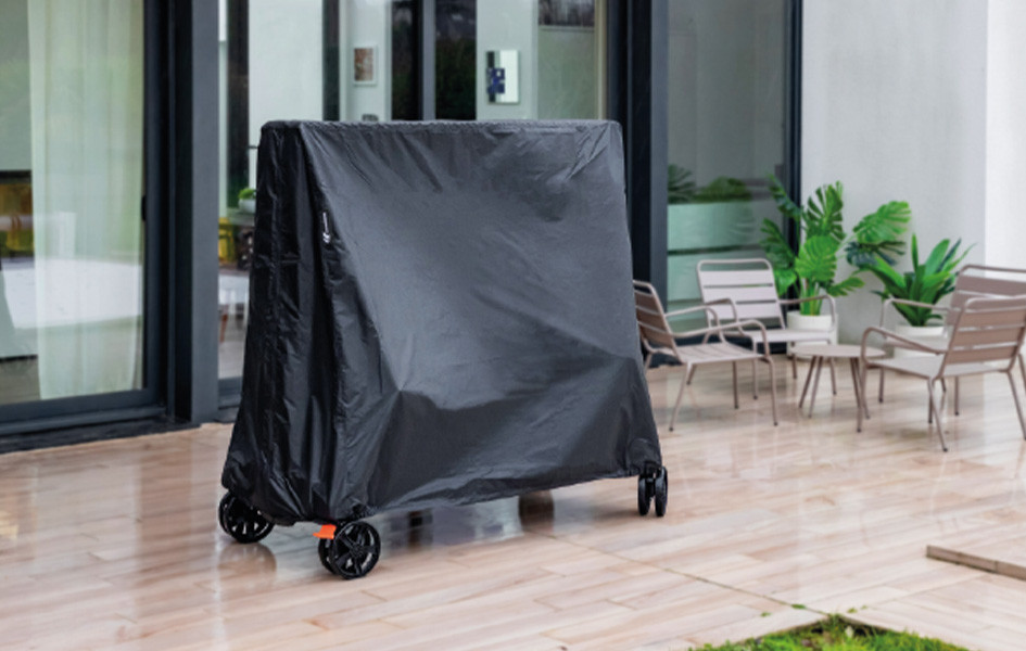 Wasserdichte Cornilleau-Schutzhülle für Tischtennisplatten auf einer privaten Terrasse