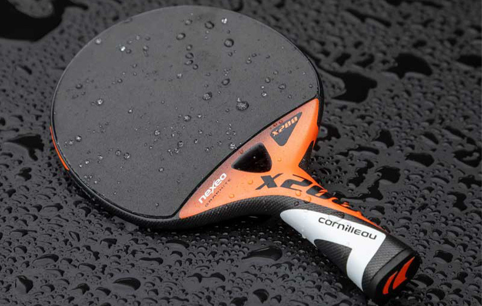 Outdoor-Tischtennisschläger auf einem Tisch im Regen
