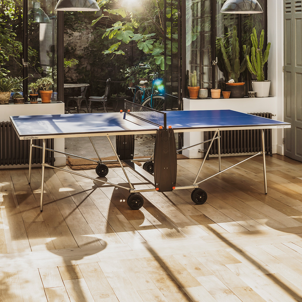Indoor-Tischtennisplatte in einem Wohnzimmer